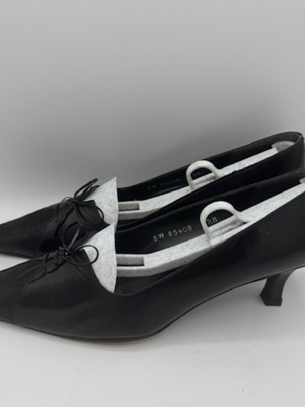 Vintage Stuart Weitzman Black Leather Pointed Toe Pumps Cord Bow Women's 7.5B